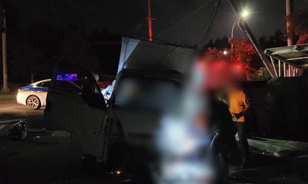 지난 10일 새벽 2시9분께 제주시 오라이동 인근 도로에서 A씨가 몰던 1t 트럭이 전봇대를 들이받았다. 사진은 운전석에 끼인 A씨를 구조하는 모습. 제주도 소방안전본부 제공