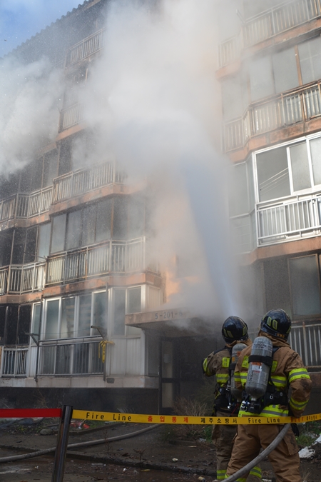 21일 제주시 이도이동 이도주공 아파트에서 철거 예정 건물을 활용한 실화재 훈련이 이뤄졌다. 이서희 기자