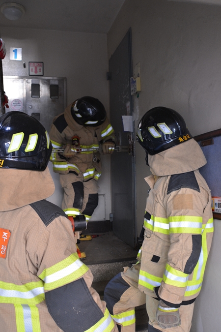 21일 철거를 앞둔 이도이동 주공아파트에서 건축물 내부에 있는 구조자를 찾기 위한 강제 문 개방 훈련이 이뤄지고 있는 모습. 이서희 기자