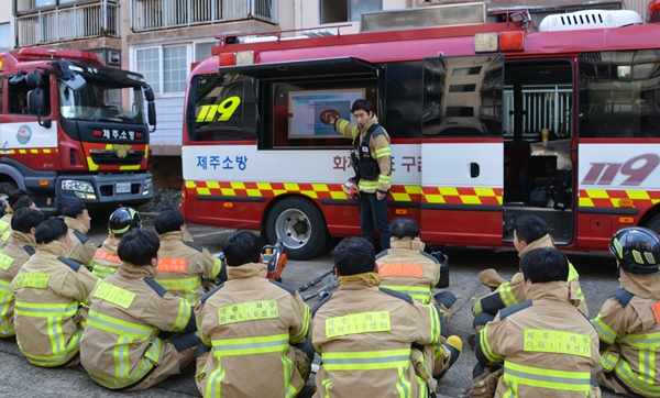 21일 제주시 이도이동 이도주공 아파트에서 철거 예정 건물을 활용한 실화재 훈련이 실시된 가운데 소방대원들이 훈련 개요를 듣고 있다. 이서희 기자