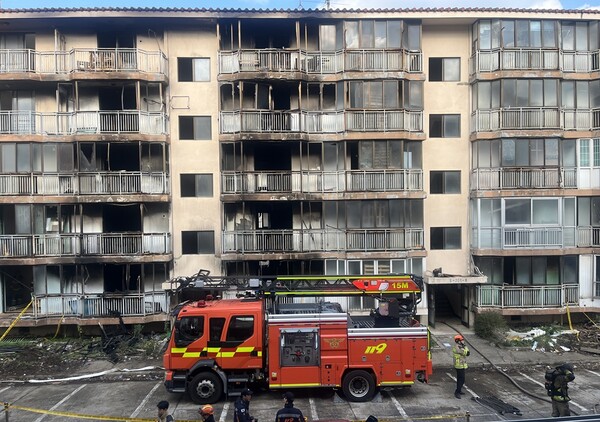 21일 제주시 이도이동 이도주공 아파트에서 철거 예정 건물을 활용한 실화재 훈련이 이뤄졌다. 이서희 기자
