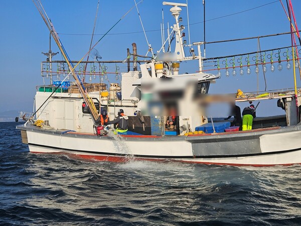 해저 암초와 부딪힌 후 침수된 어선에 대한 배수 작업이 이뤄지고 있는 모습. 서귀포해양경찰서 제공