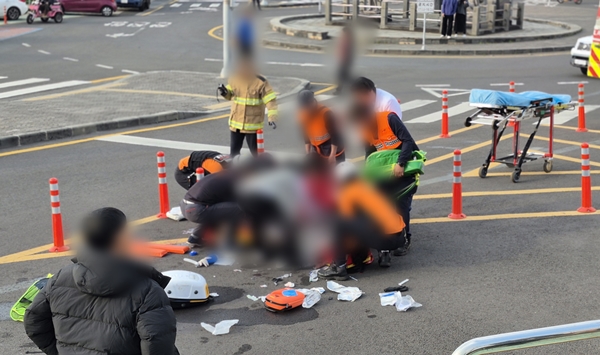 24일 오후 2시47분께 제주시 우도면 천진항에서 60대 내국인 A씨가 몰던 스타리아가 선착장 대합실 방향을 향해 돌진하는 사고가 발생했다. 우도 주민 제공