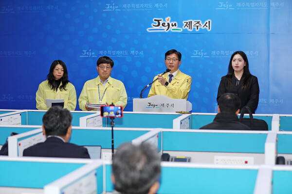 현원돈 제주시 부시장은 25일 제주시청 기자실에서 긴급 기자회견을 열고 우도에서 발생한 차량 돌진 사고와 관련해 피해자 지원과 사고 수습에 총력을 기울이겠다고 밝혔다. 제주시 제공