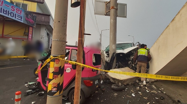 25일 제주 우도 천진항에서 돌진 사고를 일으킨 차량에 대한 합동 감식이 이뤄지고 있는 모습. 제주경찰청 제공