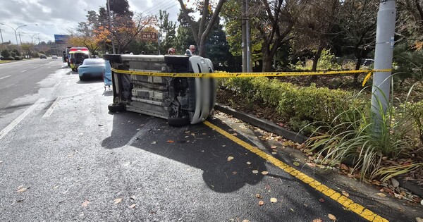 지난 25일 오전 10시28분께 제주시 아라일동의 한 교차로에서 레이와 포르쉐가 충돌하는 사고가 발생했다. 제주도 소방안전본부 제공
