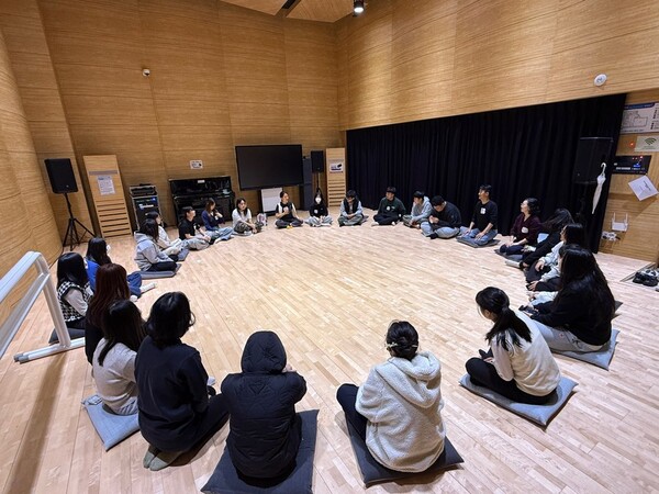 제주도교육청은 지난 25일 아르코공연연습센터에서 제주시 동지역 교사협의체 주관의 ‘다 함께 행복교실’을 운영했다. [제주도교육청 제공]