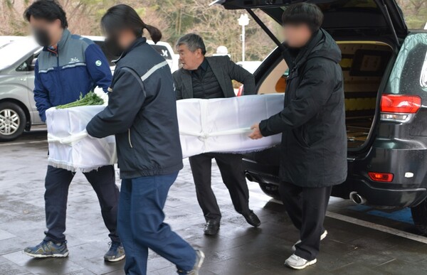 일면식 없는 ‘양 씨’의 마지막 길 배웅했다…제주 공영장례 현장에서[동에 번쩍, 서희 번쩍]