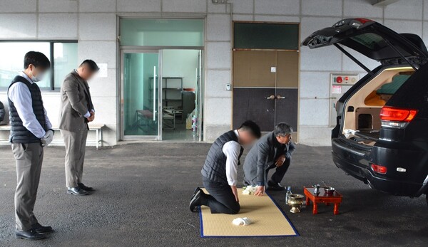 일면식 없는 ‘양 씨’의 마지막 길 배웅했다…제주 공영장례 현장에서[동에 번쩍, 서희 번쩍]