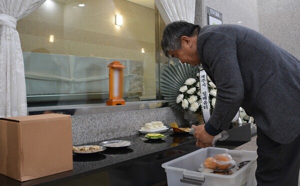 일면식 없는 ‘양 씨’의 마지막 길 배웅했다…제주 공영장례 현장에서[동에 번쩍, 서희 번쩍]