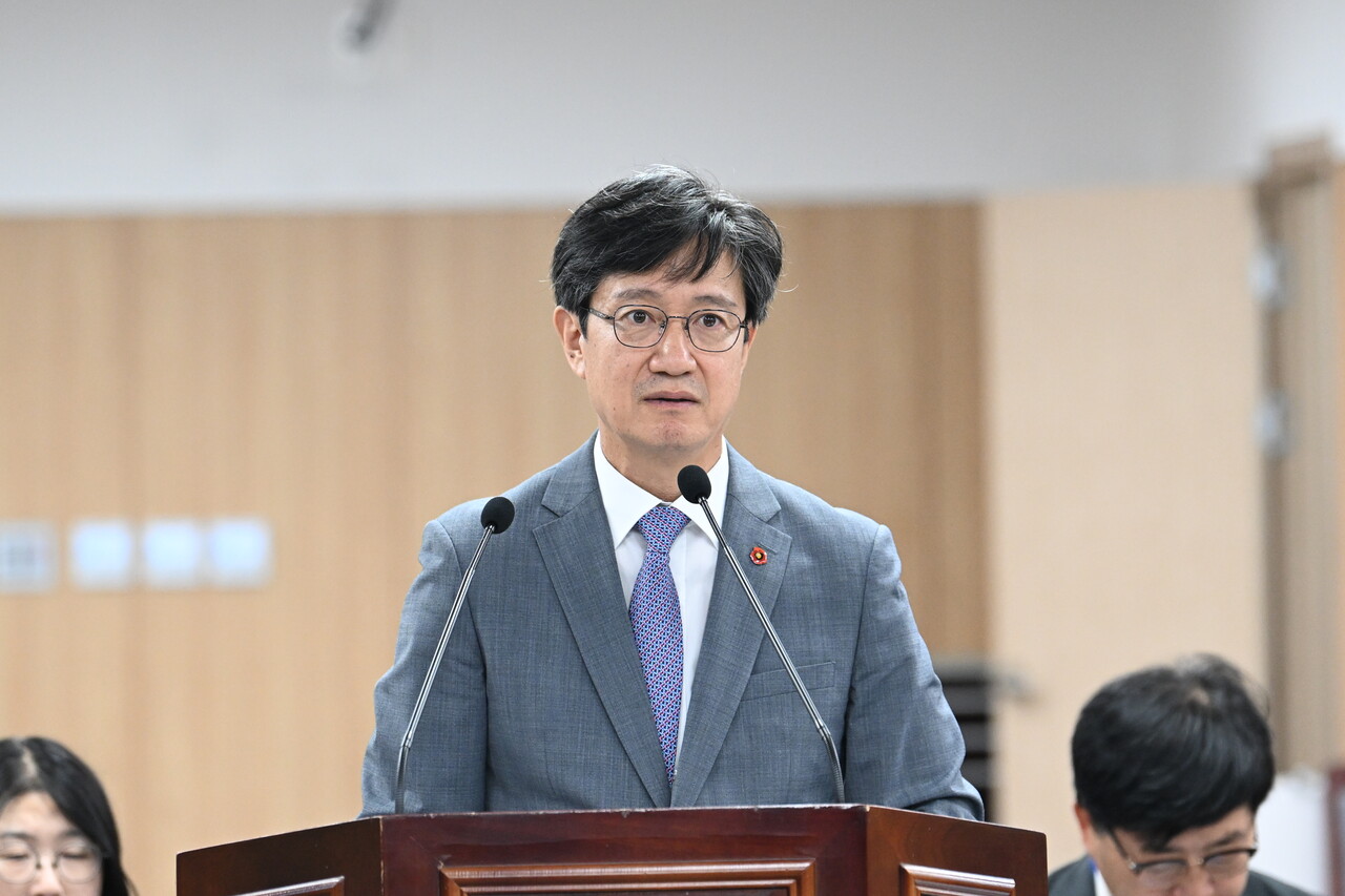 Lee Chang-heum, a candidate for Jeju Province's vice governor for climate and economy, speaks at a confirmation hearing held by the Jeju Provincial Council on the 26th.