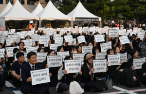 [현장] "우리가 서로를 지킵시다"...<b>제주</b> 사망 <b>교사 추모</b>문화제
